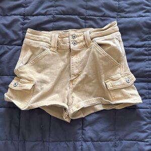 Vervet: High-Rise Tan Cargo Shorts with Side Flap Pockets